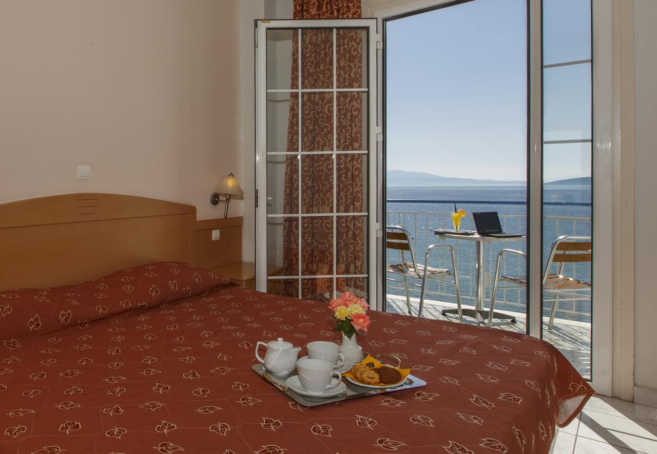 Hotel Толон Екстериор снимка