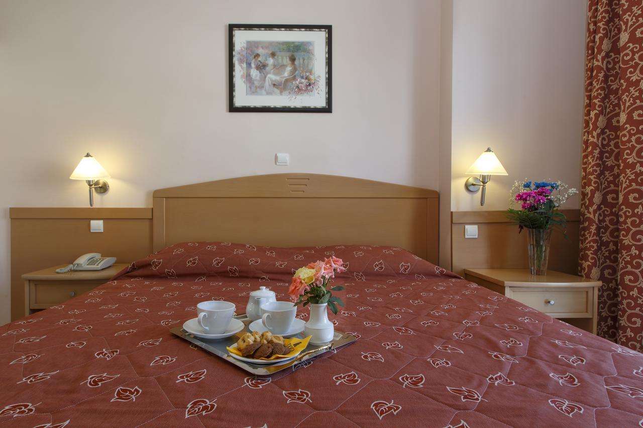 Hotel Толон Екстериор снимка