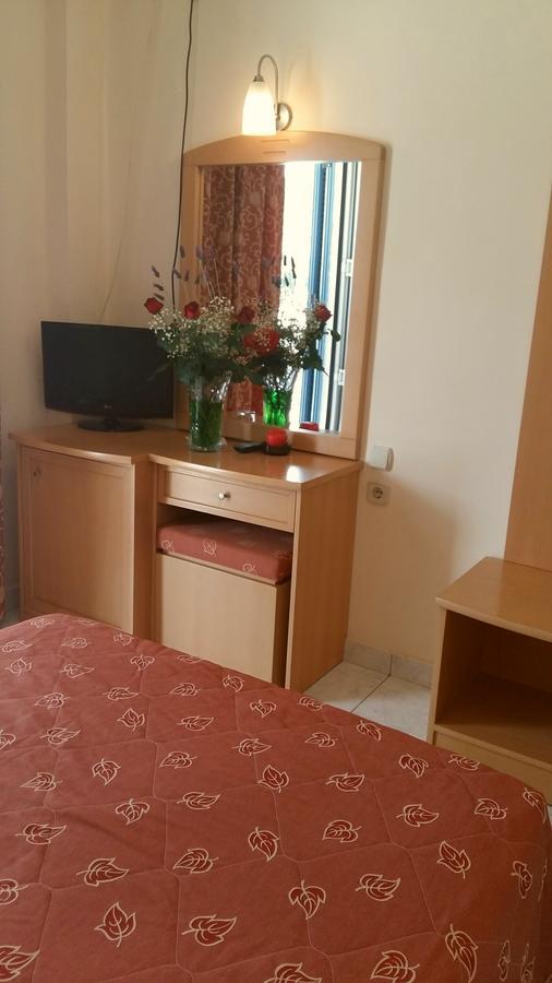 Hotel Толон Екстериор снимка