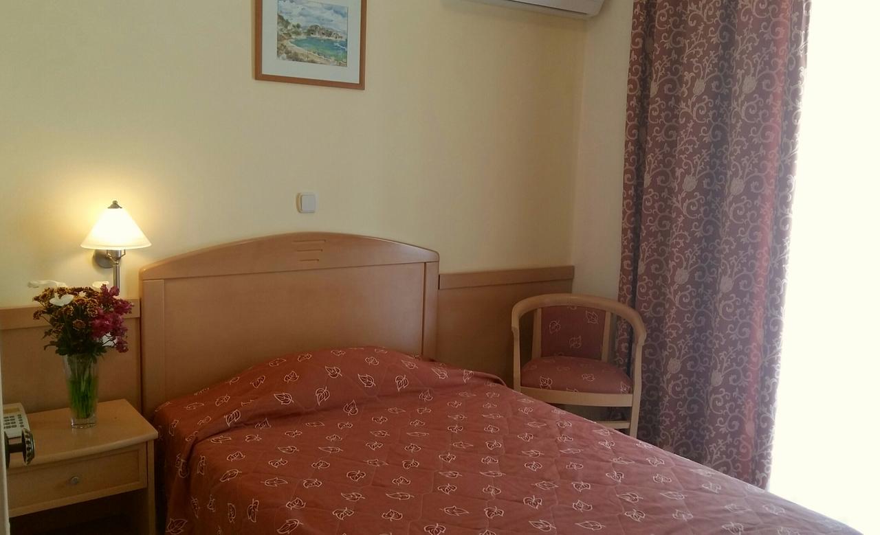 Hotel Толон Екстериор снимка