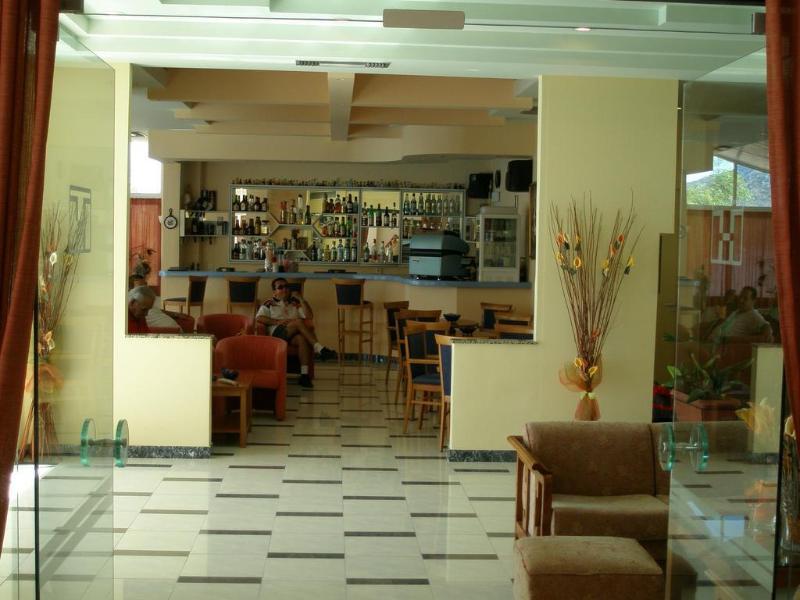 Hotel Толон Екстериор снимка