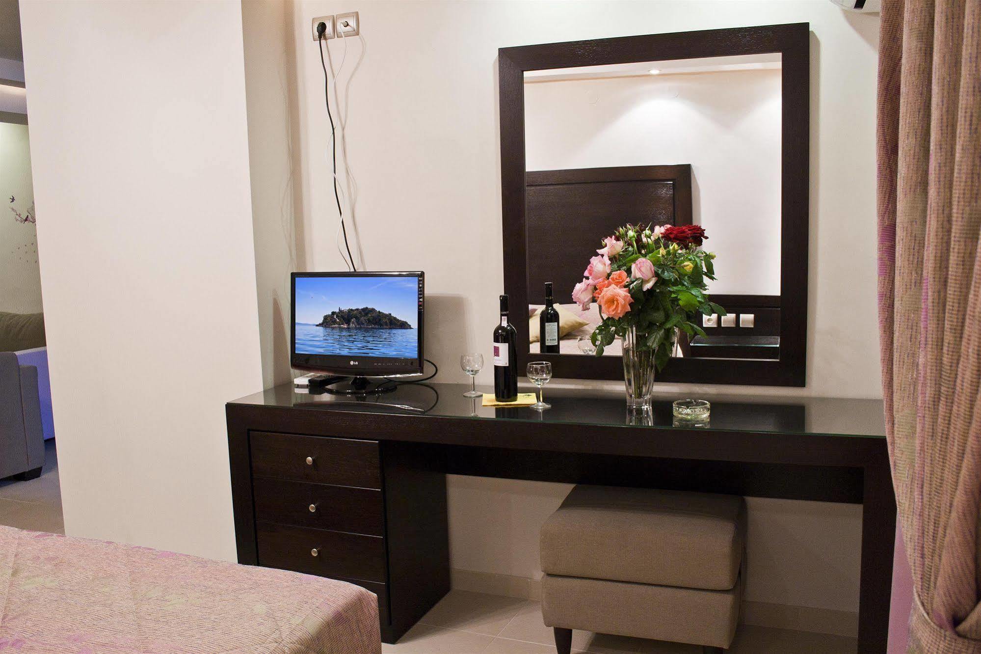 Hotel Толон Екстериор снимка