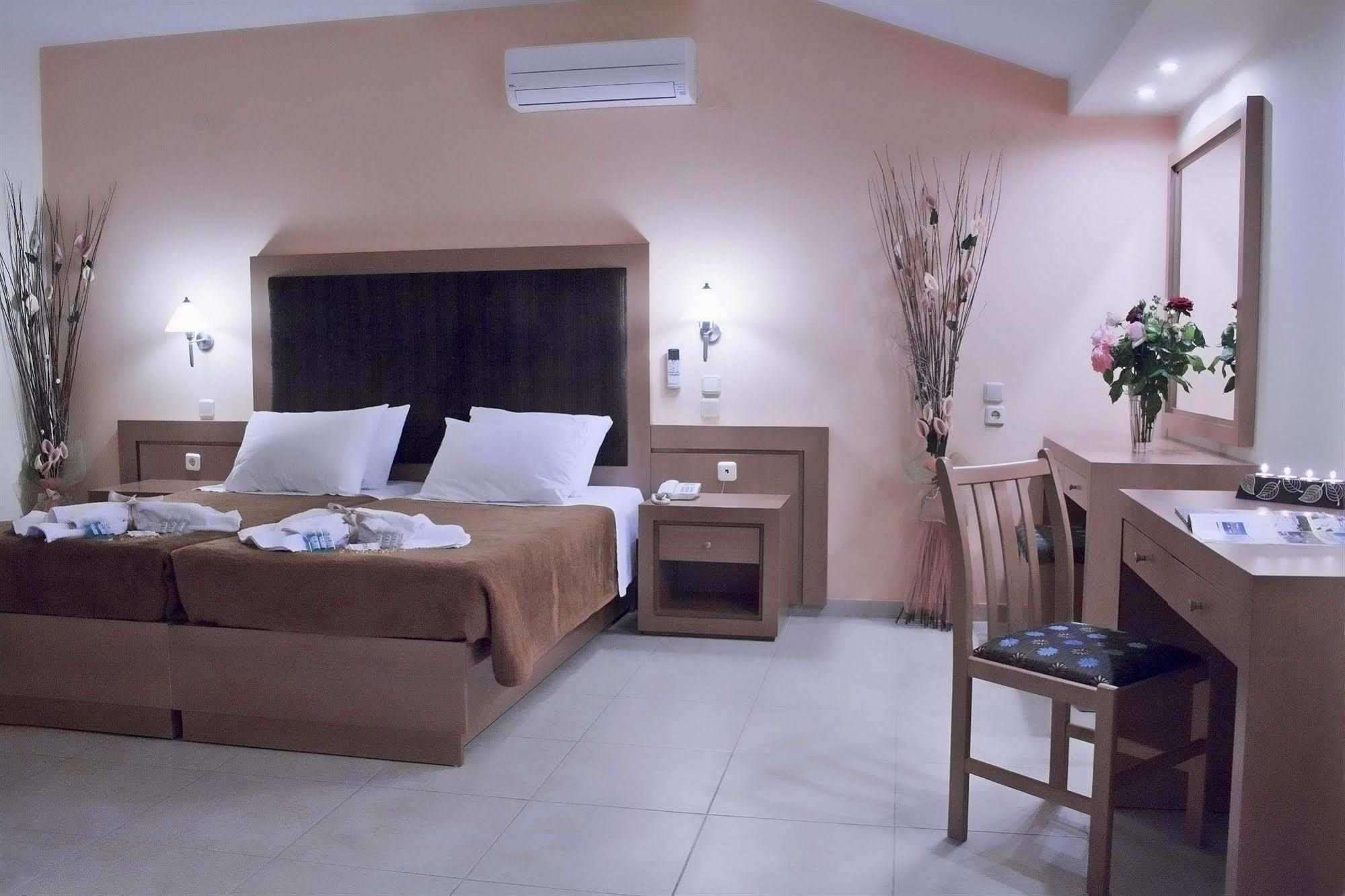 Hotel Толон Екстериор снимка